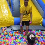 Saltapark Cambrils: piscina de boles i inflables a la zona indoor