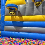 Saltapark Cambrils: piscina de bolas e inflables en la zona indoor