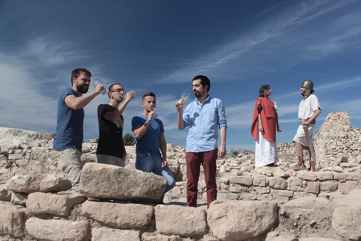 Tast de vins a l’aire lliure amb guia, experiència enoturística a Gandesa amb la DO Terra Alta com a protagonista.