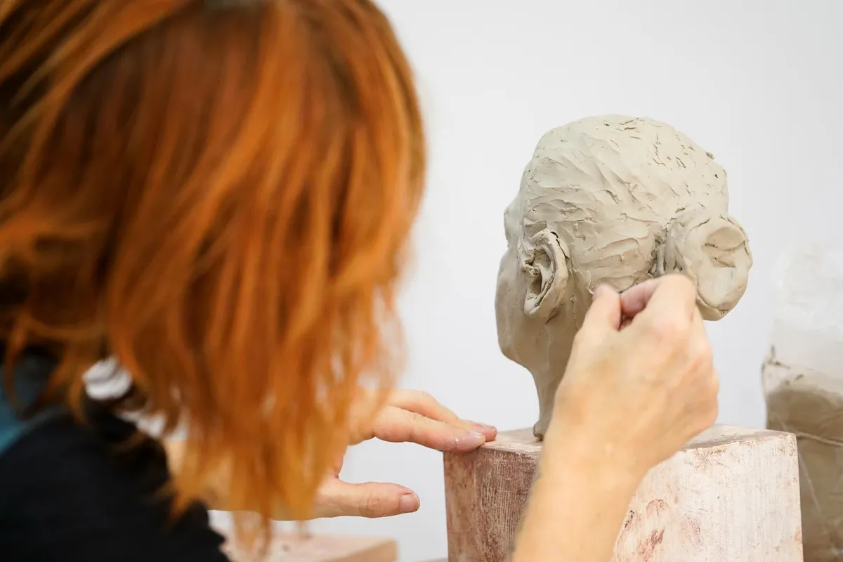 Profesora en un curso de escultura en Tarragona.