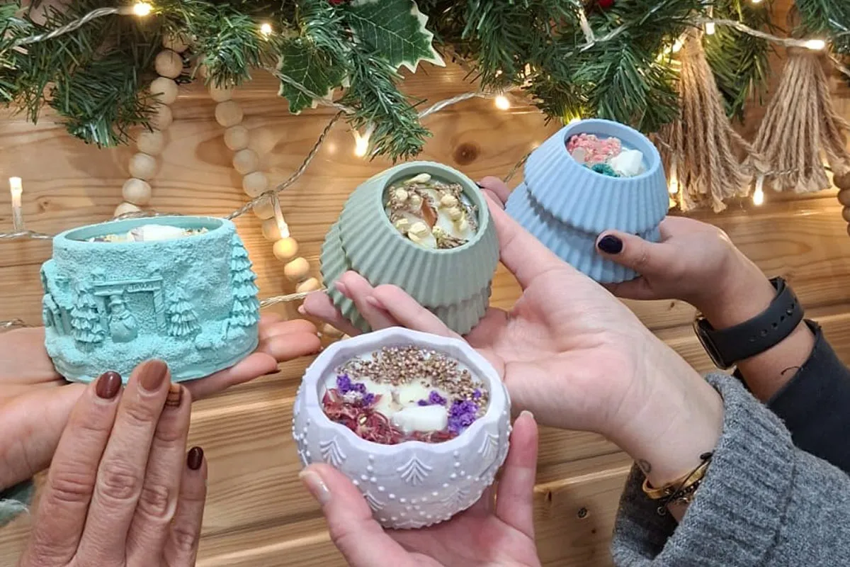 Velas artesanas recién hechas en un taller creativo en Salou.