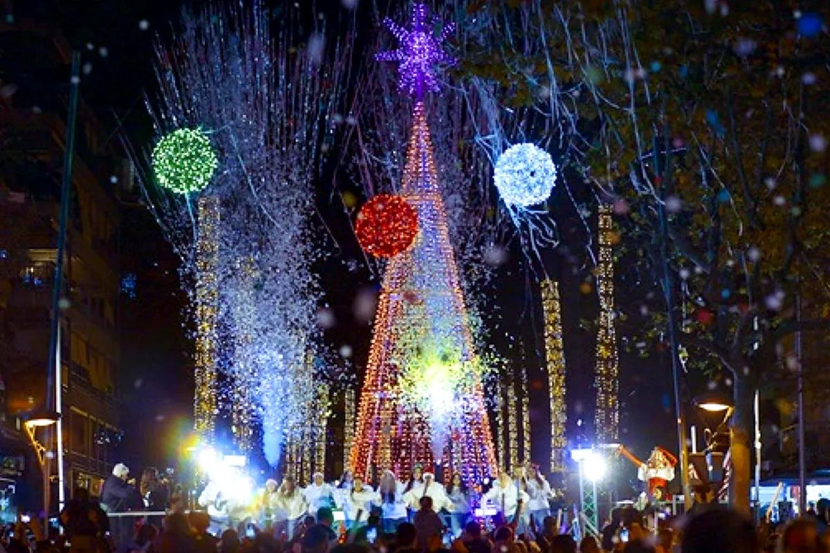 árbol de navidad de la calle barcelona de Salou.