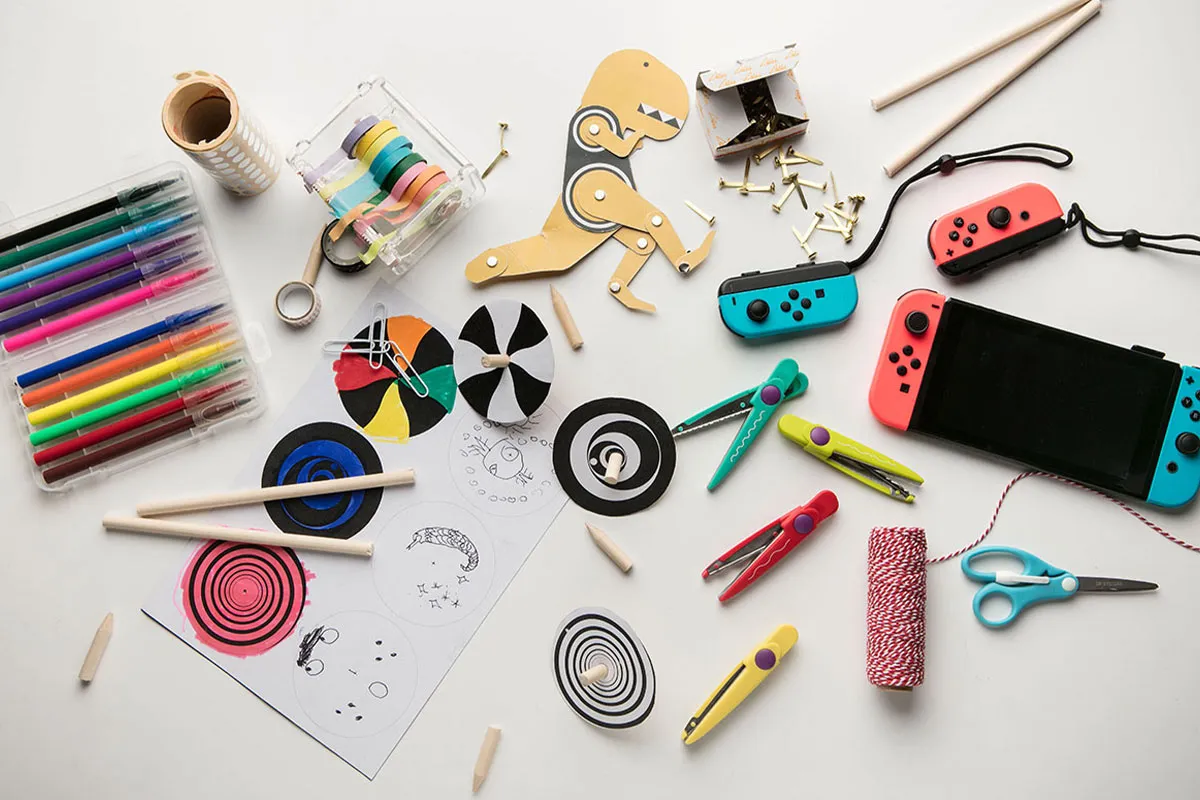 Material de dibujo y herramientas creativas en un taller de ilustración en Reus.