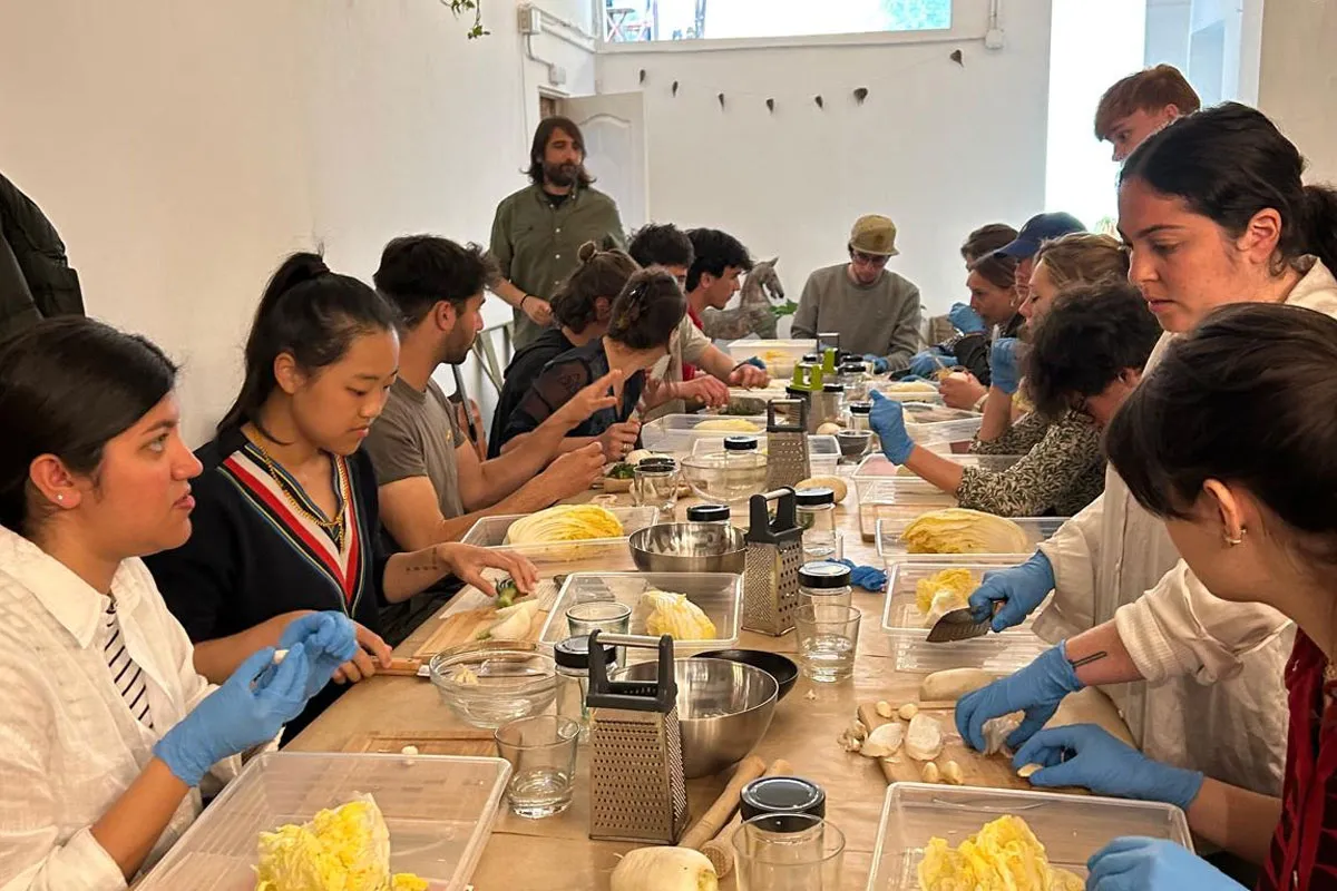 Grupo de adultos participando en un taller de cocina saludable en Reus.