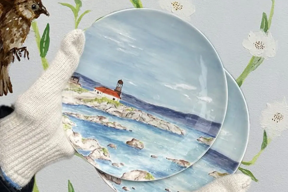 Plato de cerámica pintado con una escena de mar en un taller de cerámica en Salou.