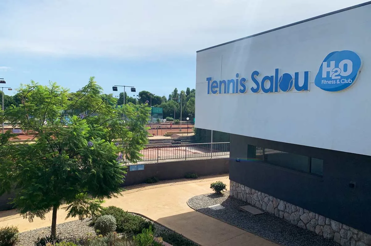 Tennis and padel courts at Tennis Salou H2O with green surroundings
